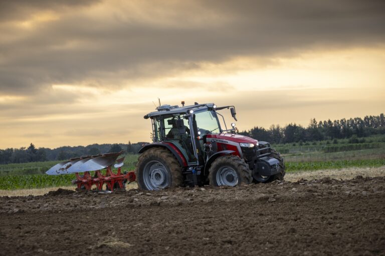 MF5M_KUHN_PLOUGH_WORKING_FR_0724-2554