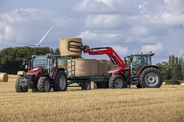 The-All-Rounder-MF5M_FL4220_BALES_BALE_TRAILER_FIELD_FR_0724-3036